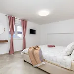 B 2 With Pool And Playground *