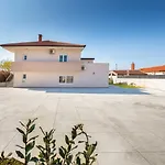 B 2 With Pool And Playground * Valbandon