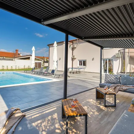 B 2 With Pool And Playground * Valbandon