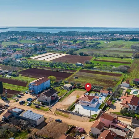 Villa B 2 With Pool And Playground Valbandon