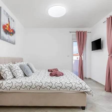 Villa B 2 With Pool And Playground