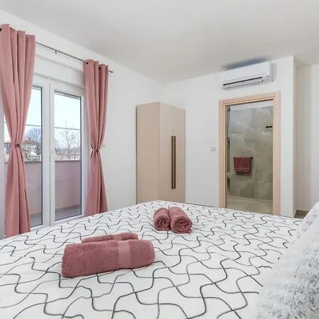 B 2 With Pool And Playground Villa Valbandon