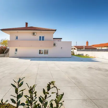 B 2 With Pool And Playground * Valbandon