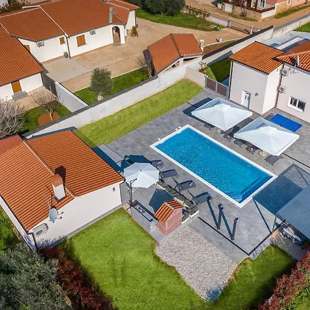 B 2 With Pool And Playground Villa Valbandon