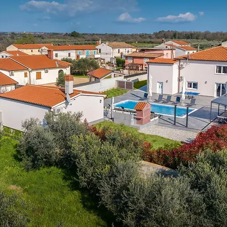 B 2 With Pool And Playground Villa Valbandon