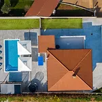 B 2 With Pool And Playground *