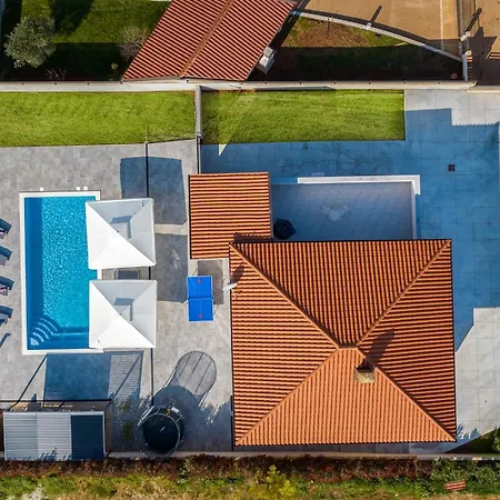 B 2 With Pool And Playground *