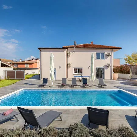 B 2 With Pool And Playground Valbandon
