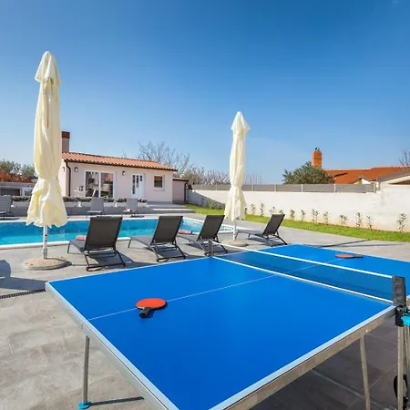 B 2 With Pool And Playground *