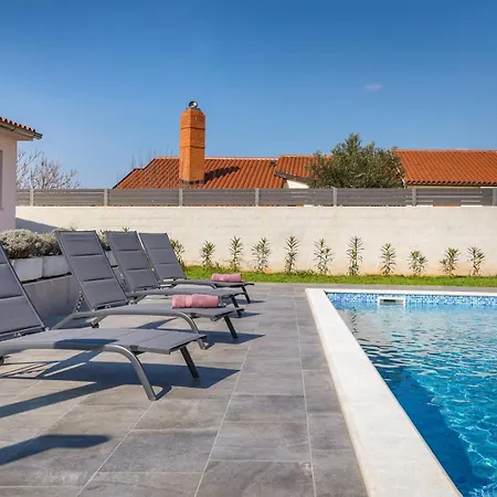 B 2 With Pool And Playground * Valbandon