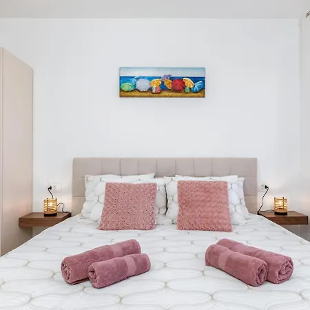 B 2 With Pool And Playground Vila Valbandon