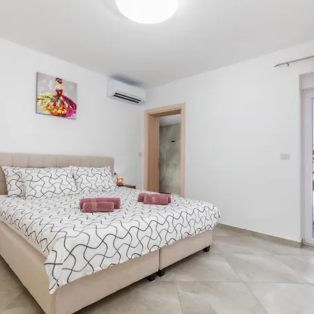 B 2 With Pool And Playground Vila *