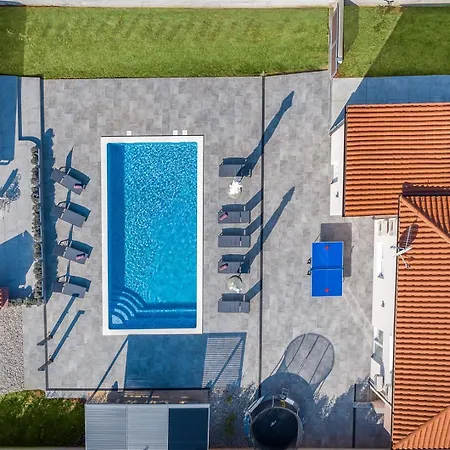 Вилла B 2 With Pool And Playground