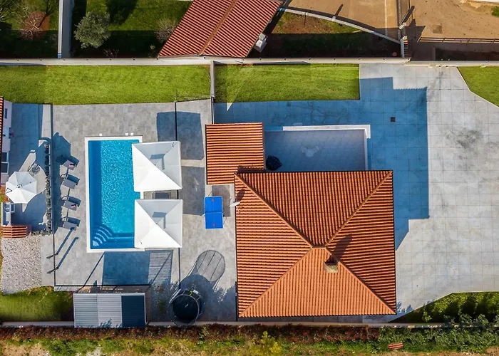 B 2 With Pool And Playground *