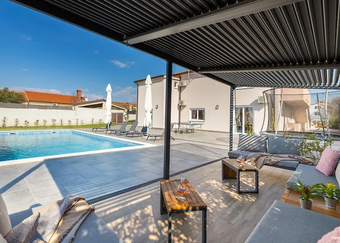 B 2 With Pool And Playground * Valbandon