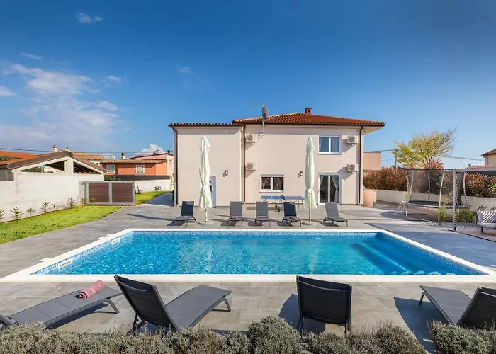 B 2 With Pool And Playground Valbandon