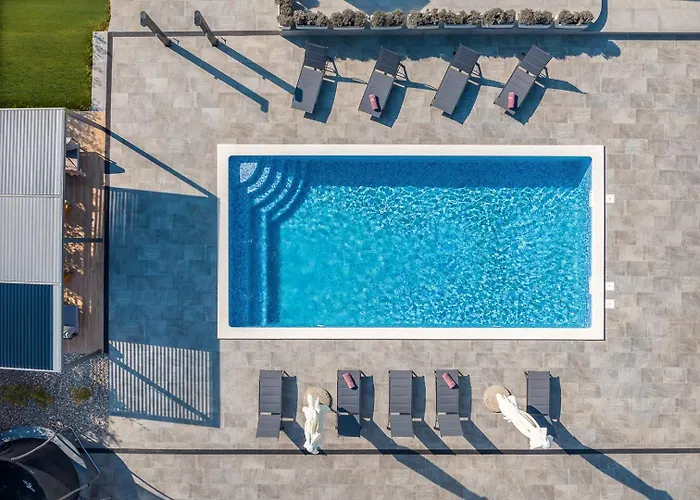 B 2 With Pool And Playground וילה Valbandon