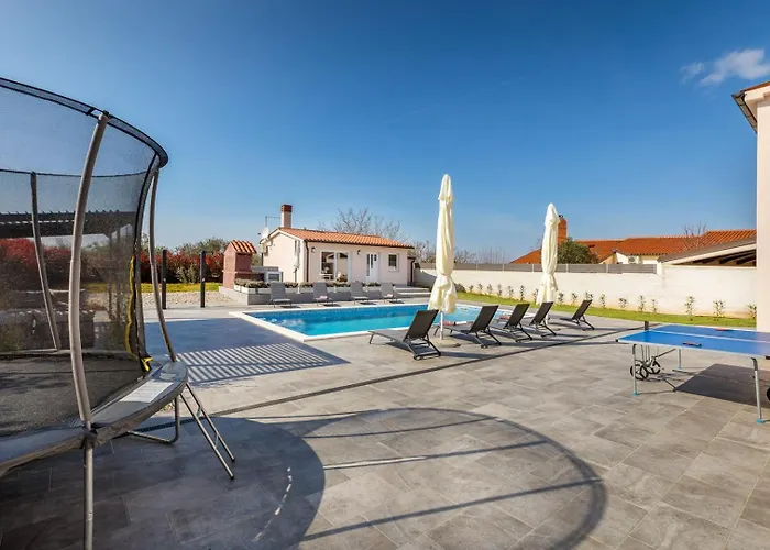 B 2 With Pool And Playground וילה