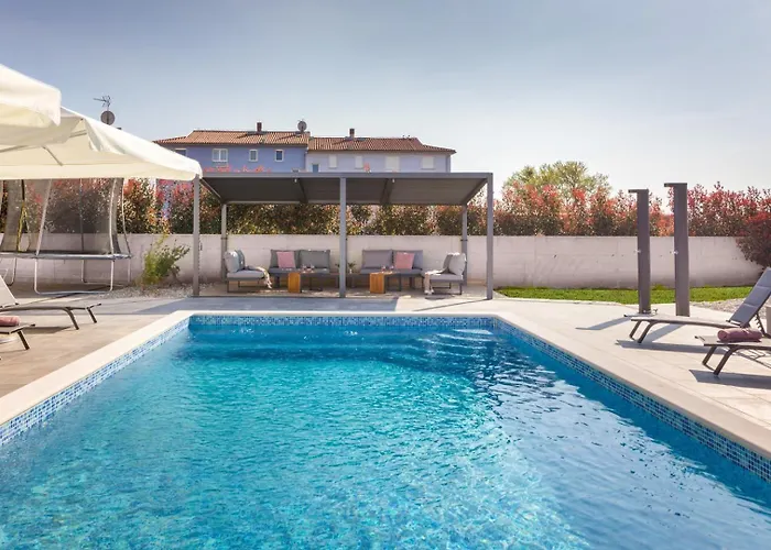 B 2 With Pool And Playground וילה