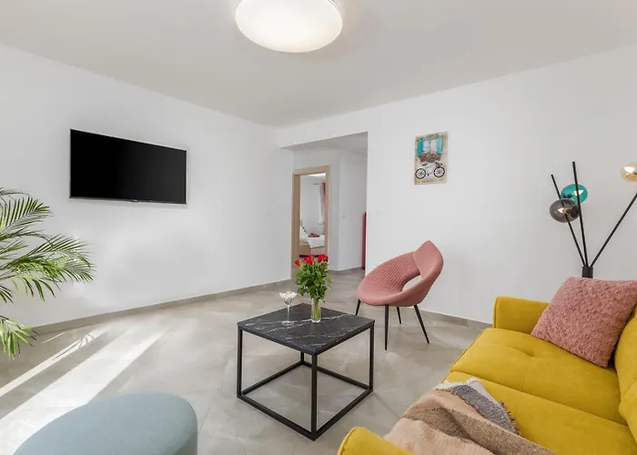 B 2 With Pool And Playground וילה Valbandon
