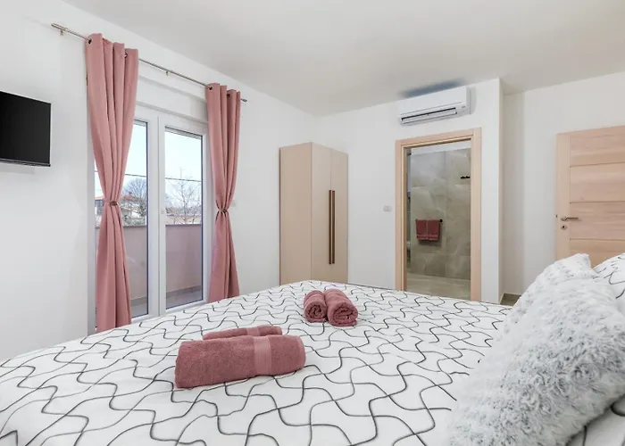 B 2 With Pool And Playground וילה Valbandon