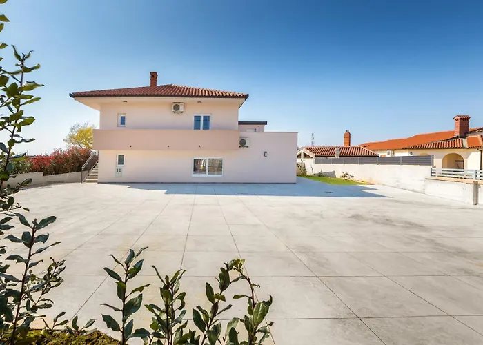 B 2 With Pool And Playground * Valbandon