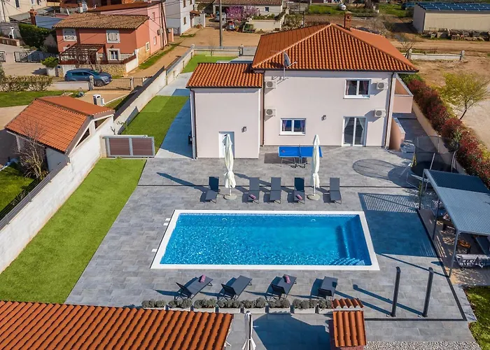 B 2 With Pool And Playground וילה