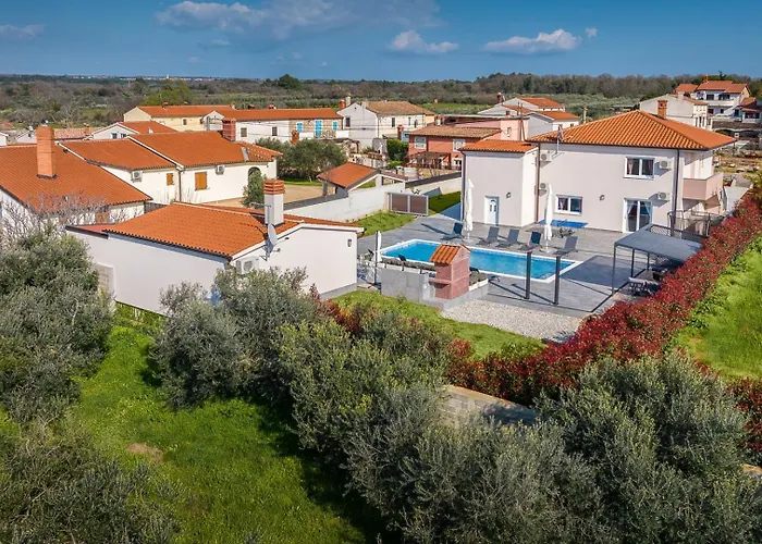 B 2 With Pool And Playground וילה Valbandon